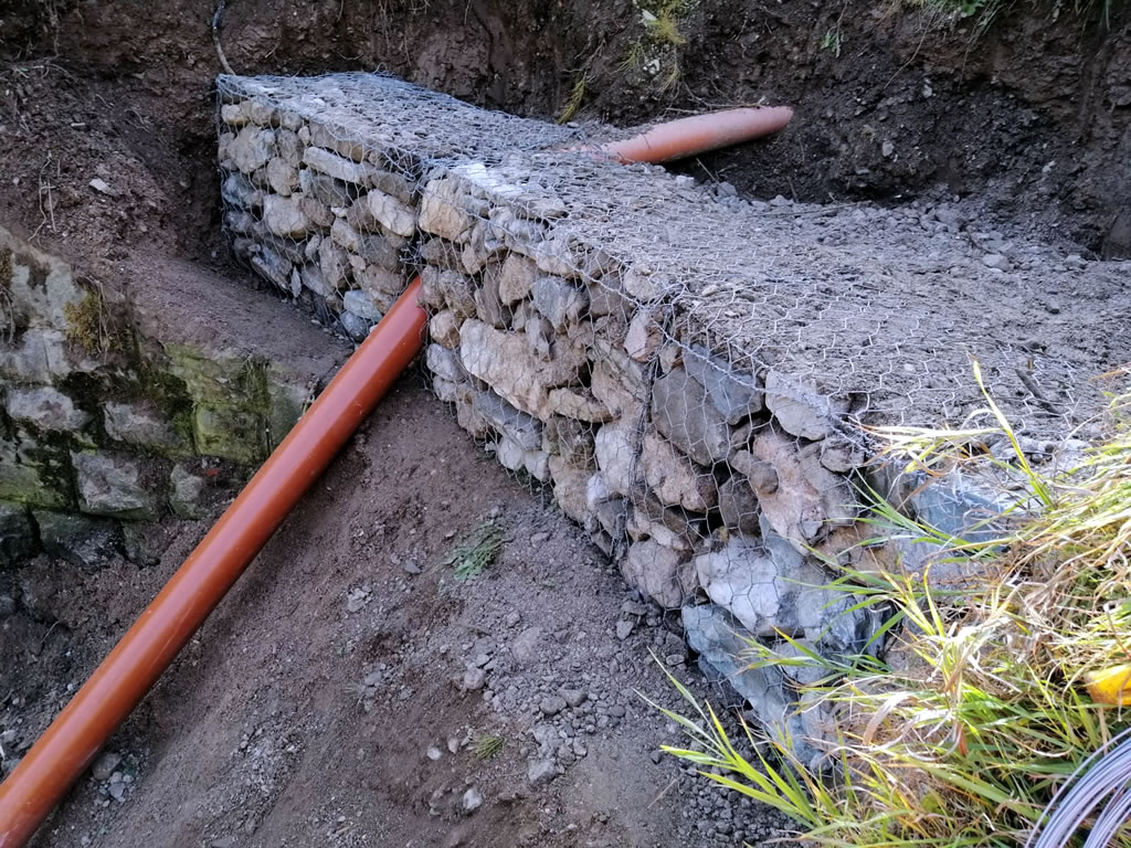 FOTO 5 - Lavori di realizzazione opere di difesa spondale a protezione delle pile del ponte sui rii Mulbach-Kratter-Fauner lungo la S.R.355 della Val Degano (Sappada) immagine 5