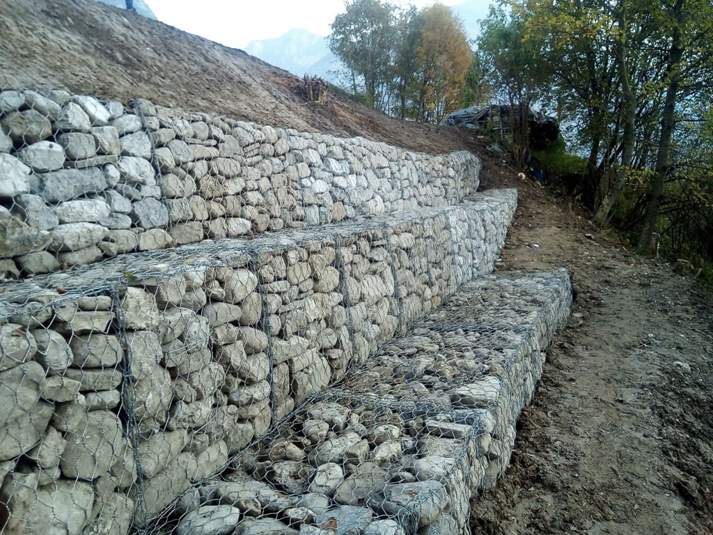 FOTO 10 - Intervento urgente per la messa in sicurezza del transito lungo la strada nella località “Costa” nel comune di Pontebba, realizzazione di gabbioni come opera di contenimento del versante per la messa in sicurezza della viabilità immagine 10