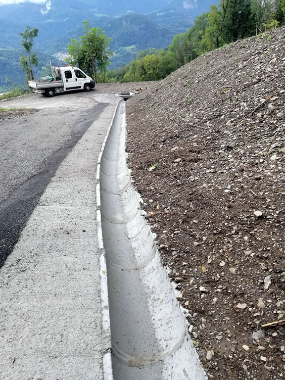 FOTO 8 - Intervento urgente per la messa in sicurezza del transito lungo la strada comunale Trava Avaglio nel Comune di Lauco immagine 8