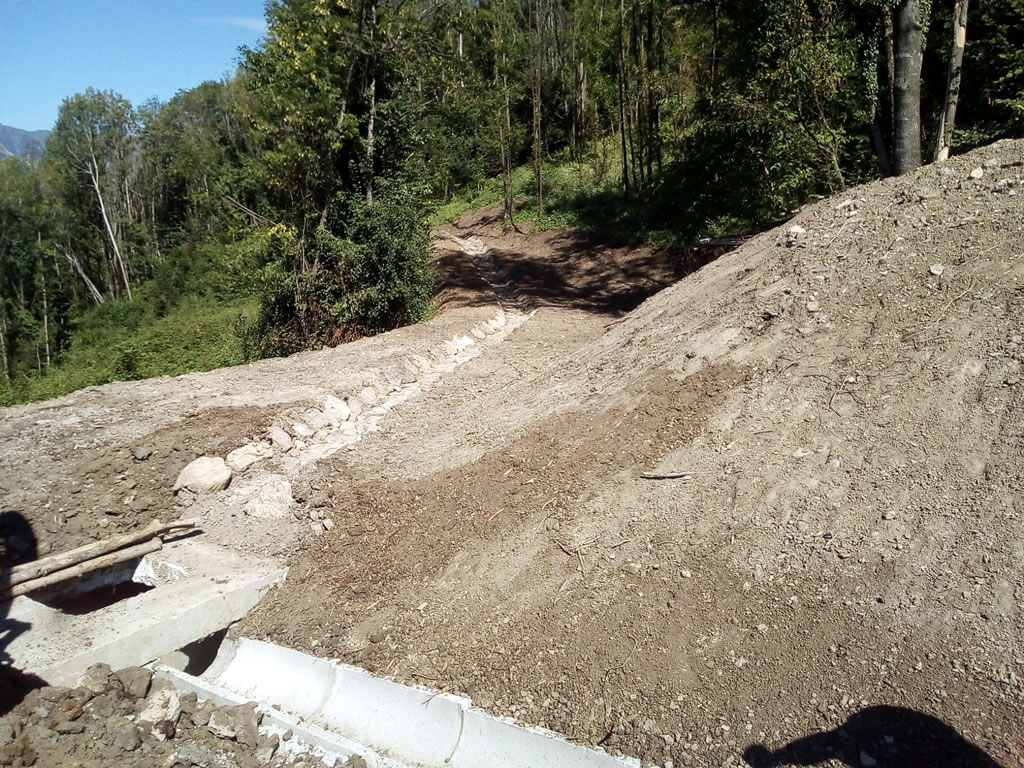 FOTO 9 - Intervento urgente per la messa in sicurezza del transito lungo la strada comunale Trava Avaglio nel Comune di Lauco immagine 9