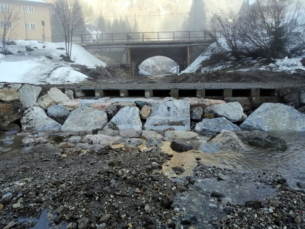 FOTO 7 - Lavori di realizzazione opere di difesa spondale a protezione delle pile del ponte sui rii Mulbach-Kratter-Fauner lungo la S.R.355 della Val Degano (Sappada) immagine 7
