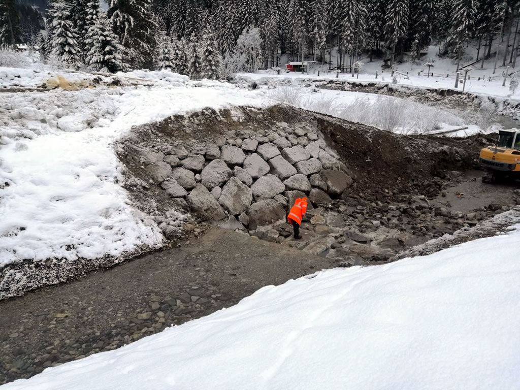 FOTO 6 - Lavori di realizzazione opere di difesa spondale a protezione delle pile del ponte sui rii Mulbach-Kratter-Fauner lungo la S.R.355 della Val Degano (Sappada) immagine 6