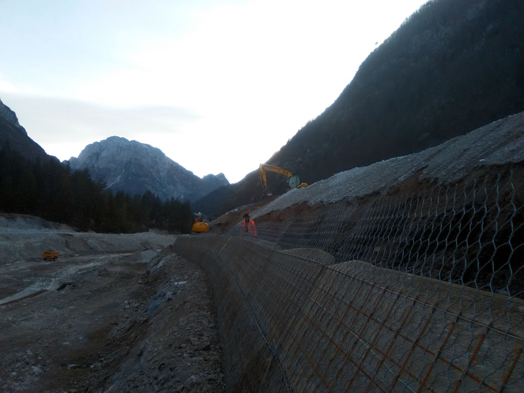 FOTO 12 - Lavori di difesa e regimazione idraulica in località di Cave del Predil in Comune di Tarvisio. immagine 12