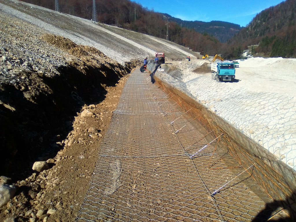 FOTO 13 - Lavori di difesa e regimazione idraulica in località di Cave del Predil in Comune di Tarvisio. immagine 13